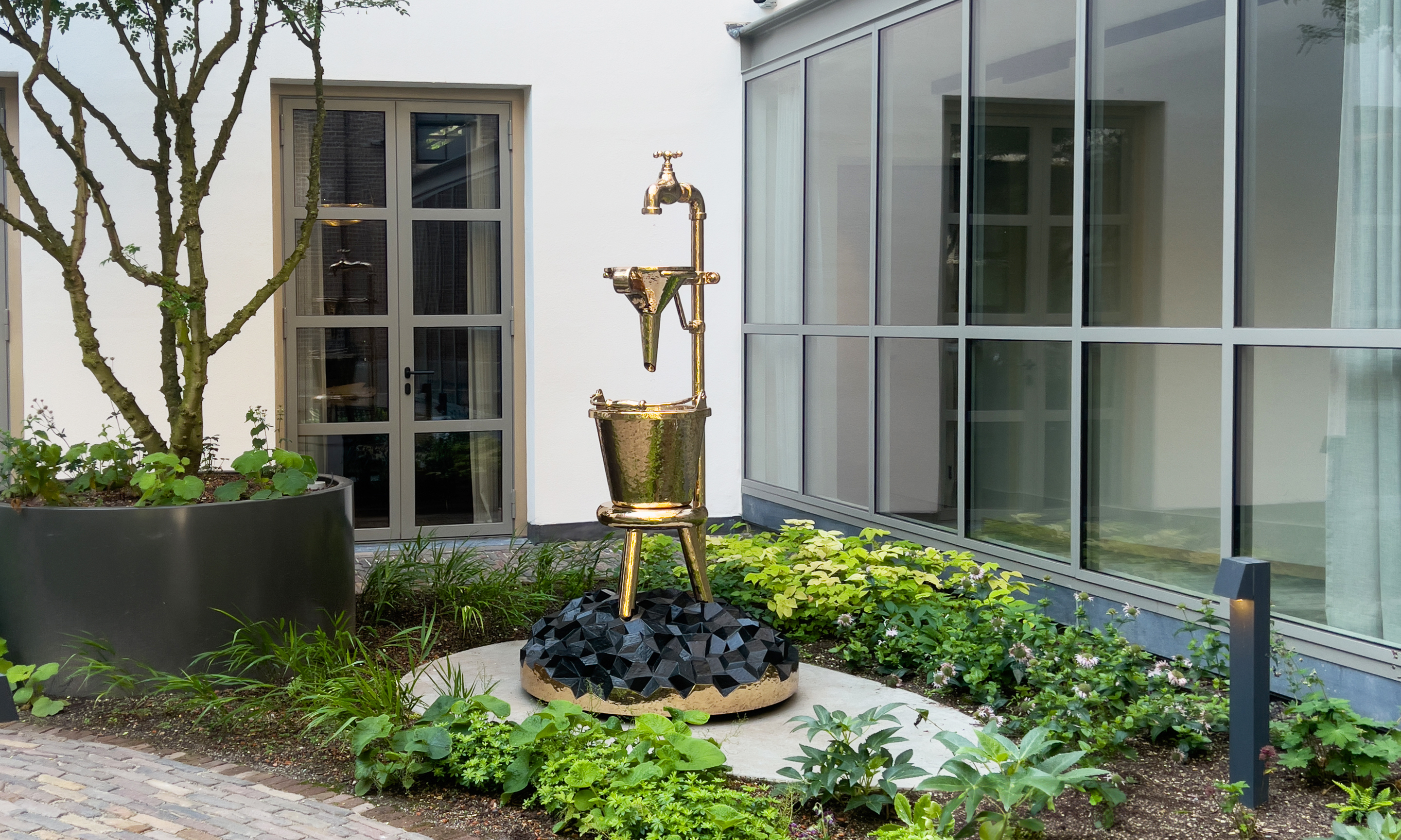 Rosewood_Fountain_Land